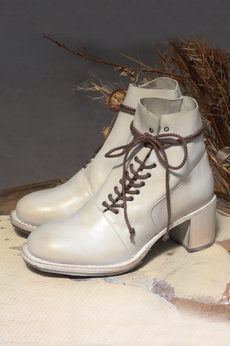 Cherevichkiotvichki asymmetric mid-heel factory boots 44-2020